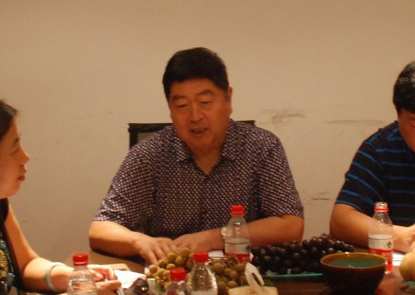 1469681926973064.jpg 調(diào)整大小 2、董事長姚金山在簽訂儀式上作指示.JPG