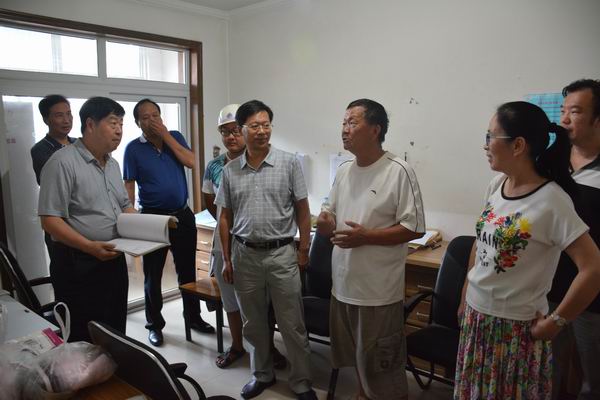 1472530428752076.jpg 調整大小 3、姚董事長認真查看監(jiān)理制度,并仔細詢問了項目的進展情況.JPG