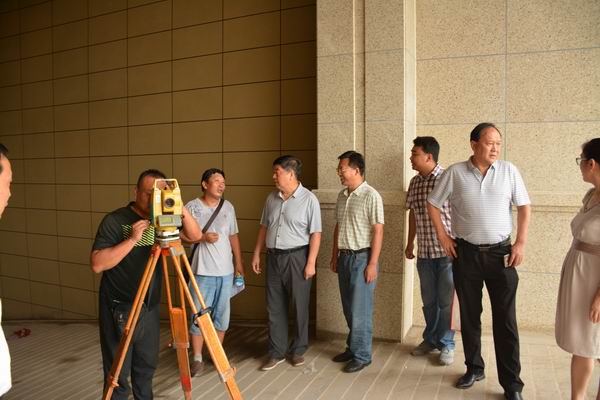 1472530749106169.jpg 調整大小 10、在方誠棕櫚泉實測工地,聽取項目進度、安全生產等方面工作的匯報.JPG