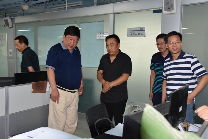 8-公司總經(jīng)理曹紅普帶領晉城市規(guī)劃設計研究院院長秦軍一行參觀城鄉(xiāng)規(guī)劃院辦公區(qū).jpg