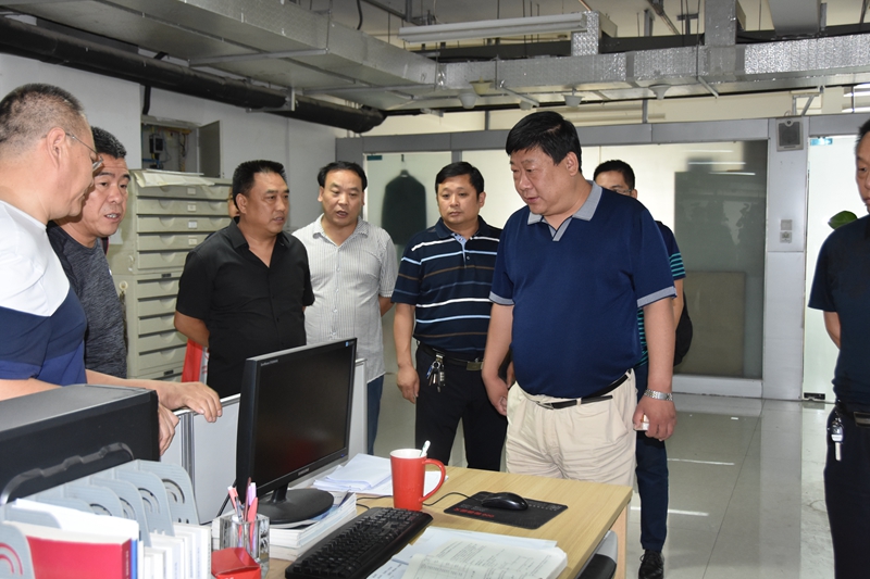 9-公司總經(jīng)理曹紅普帶領晉城市規(guī)劃設計研究院院長秦軍一行參觀建筑設計院辦公區(qū).jpg