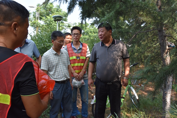 1502186340891317.jpg 3、洛陽市地鐵2號線測量工地,曹紅普總經(jīng)理仔細(xì)詢問了施工現(xiàn)場的項目情況以及安全生產(chǎn)情況,并囑咐大家在炎熱的夏季,要合理調(diào)整作息時間,保重身體.jpg