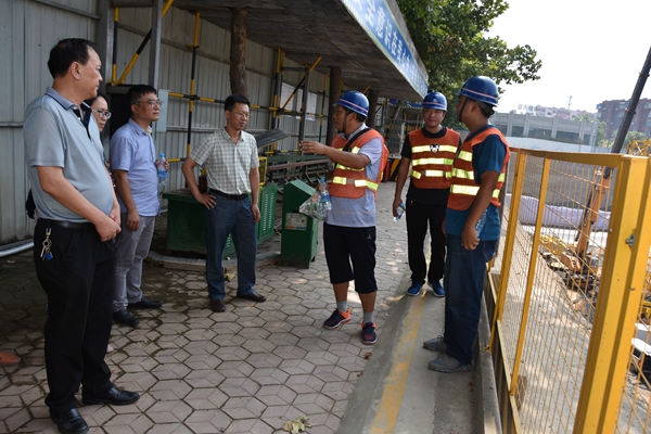 1502186351205390.jpg 5、在洛陽工業(yè)科貿(mào)大廈基礎(chǔ)沉降觀測工地,公司領(lǐng)導(dǎo)聽取項目進(jìn)度、安全生產(chǎn)等方面工作的匯報.jpg