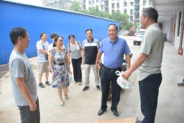 1502186359574259.jpg 7、到“中鐵啟利家園”項目監(jiān)理工地進(jìn)行安全生產(chǎn)檢查和暑期慰問.jpg