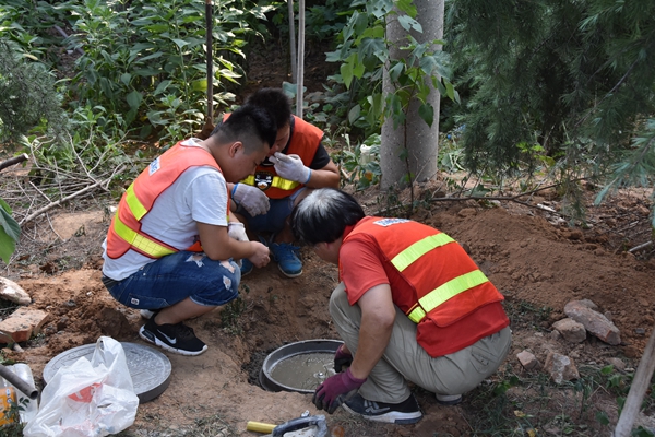 1502186363903624.jpg 8、戰(zhàn)高溫、斗酷暑,測繪一院外業(yè)員工嚴(yán)肅認(rèn)真,一絲不茍的工作.jpg