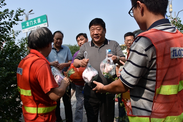 1502186433841271.jpg 2、給一線職工送去了防暑降溫物品.jpg