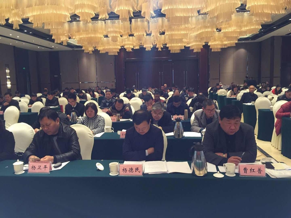 1511316114119068.jpg 3. 公司副董事長、總經(jīng)理曹紅普認(rèn)真聽取協(xié)會工作報告3.jpg