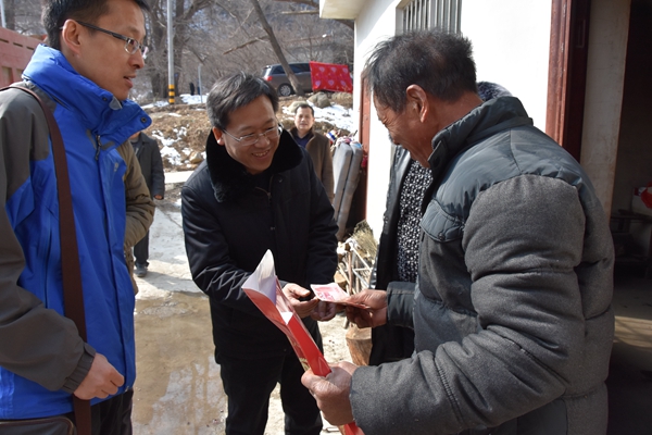 1518569849541813.jpg 4.公司副總經(jīng)理、工會主席陳向軍走訪貧困戶,將慰問金送至村民手中.jpg