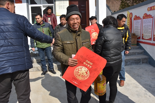 1518570130119253.jpg 5.收到慰問品的村民笑容滿面.jpg