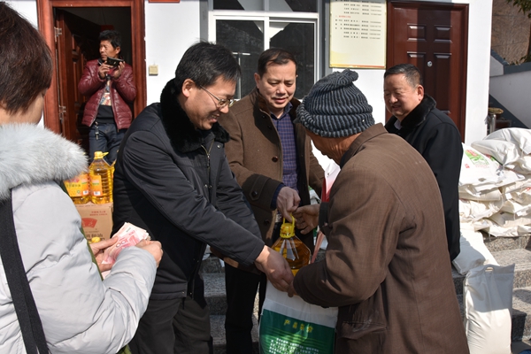 1518570166255049.jpg 2.公司副總經(jīng)理、工會主席陳向軍為村民發(fā)放米、面、油.jpg