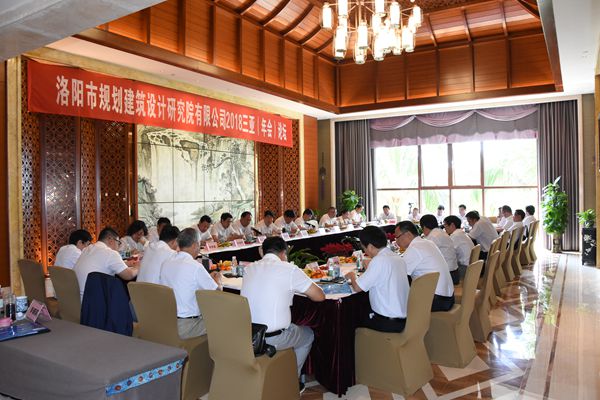 1. 與會人員為公司發(fā)展建言獻策.jpg